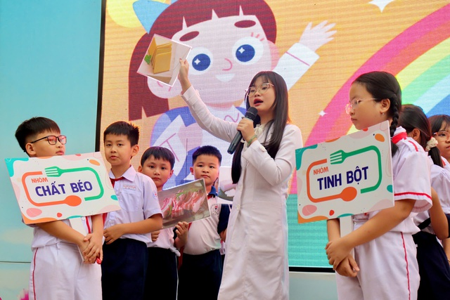 Học trò Trường tiểu học Nguyễn Thượng Hiền thích thú tìm hiểu nhóm chất dinh dưỡng - Ảnh 2.