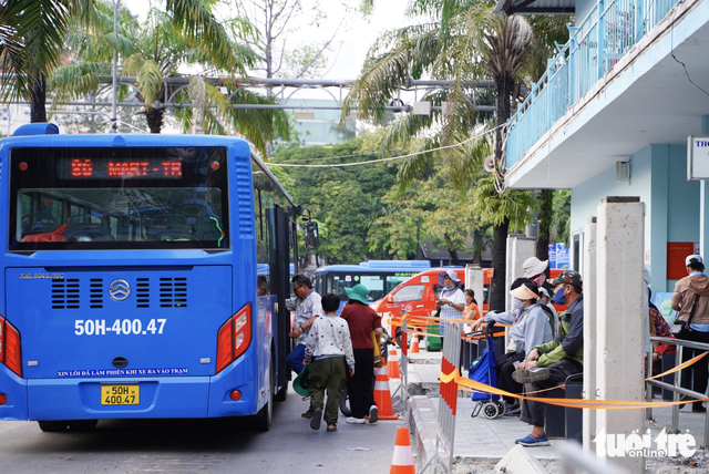 Free metro, bus rides ring in 2026 as Ho Chi Minh City residents flock to public transport
- Ảnh 4.