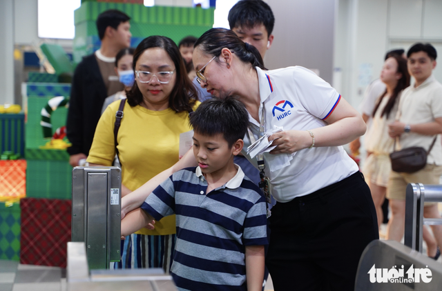Free metro, bus rides ring in 2026 as Ho Chi Minh City residents flock to public transport
- Ảnh 1.