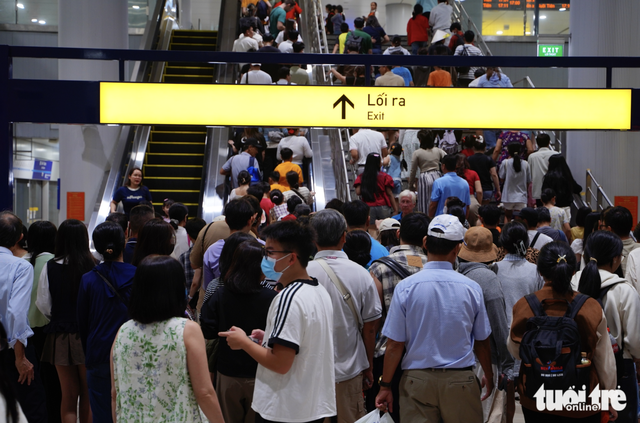 Free metro, bus rides ring in 2026 as Ho Chi Minh City residents flock to public transport
- Ảnh 3.
