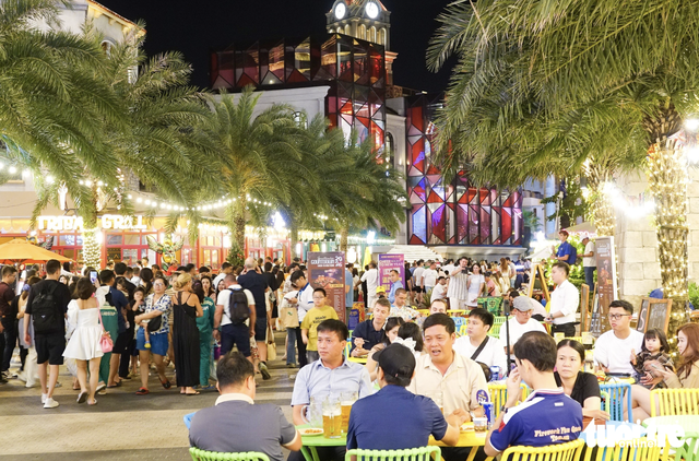 Int’l tourists gravitate to Vietnam’s Phu Quoc for day-to-night activities on New Year’s Day
- Ảnh 2.