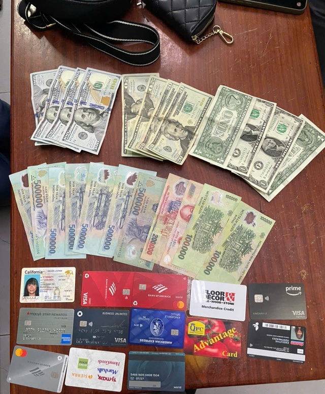 Vietnam’s railway attendants dig through trash to recover gold jewelry for passenger- Ảnh 3. Vietnam’s railway attendants dig through trash to recover gold jewelry for passenger- Ảnh 3.