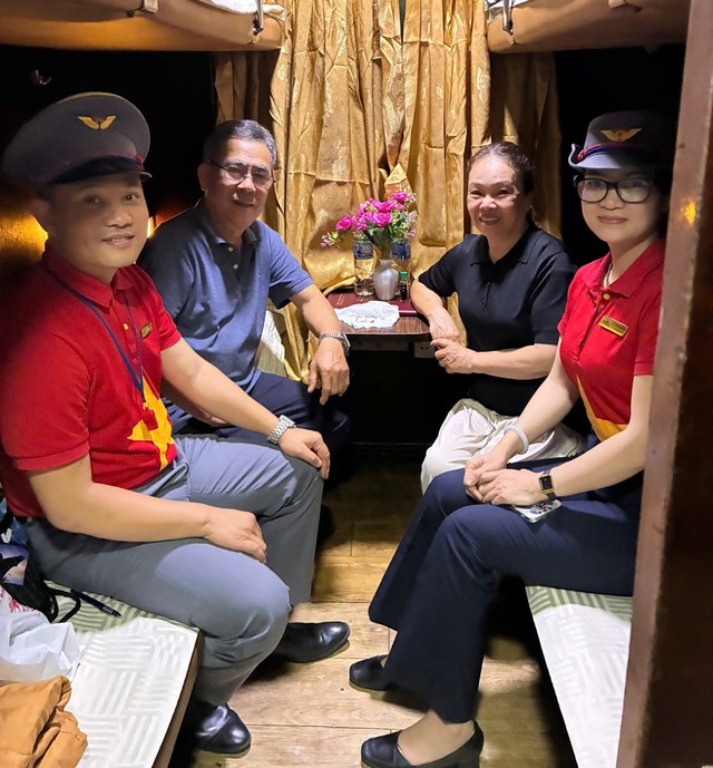 Vietnam’s railway attendants dig through trash to recover gold jewelry for passenger- Ảnh 2. Vietnam’s railway attendants dig through trash to recover gold jewelry for passenger- Ảnh 2.