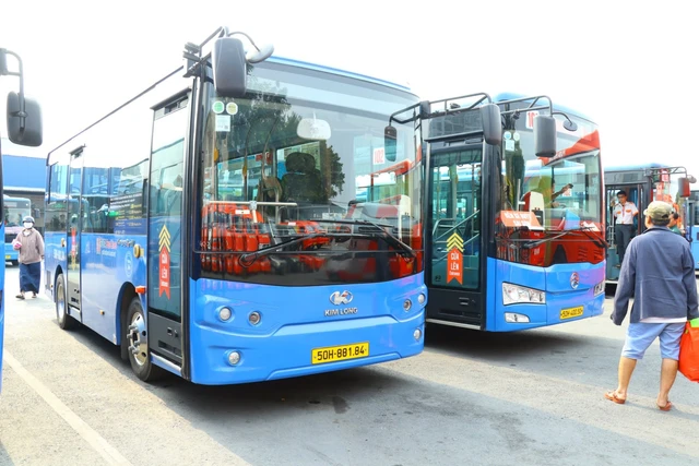 Nearly half of Ho Chi Minh City buses now use clean energy- Ảnh 1.