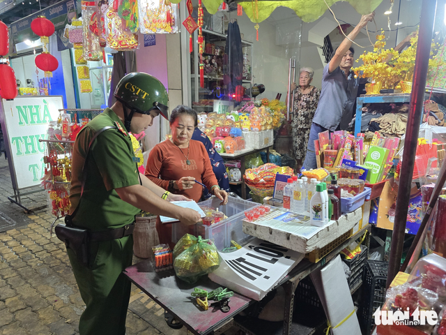 Sidewalk encroachment crackdown intensified on some Ho Chi Minh City streets- Ảnh 2.