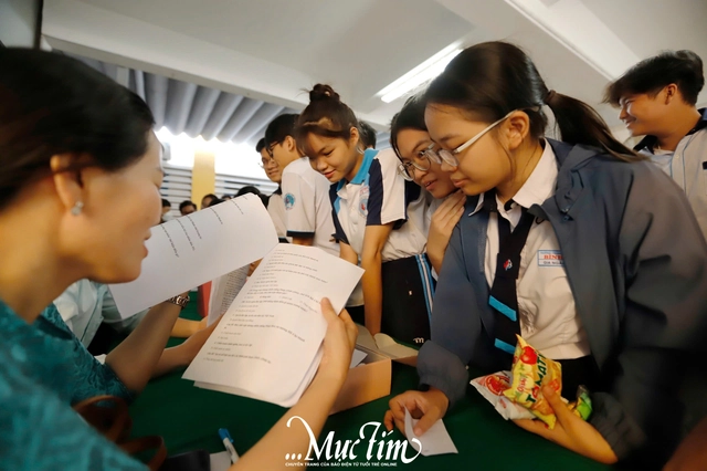 Giờ ra chơi nói không với điện thoại ở Trường THPT Bình Phú- Ảnh 17.