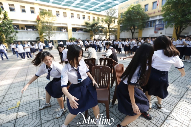 Giờ ra chơi nói không với điện thoại ở Trường THPT Bình Phú- Ảnh 19.