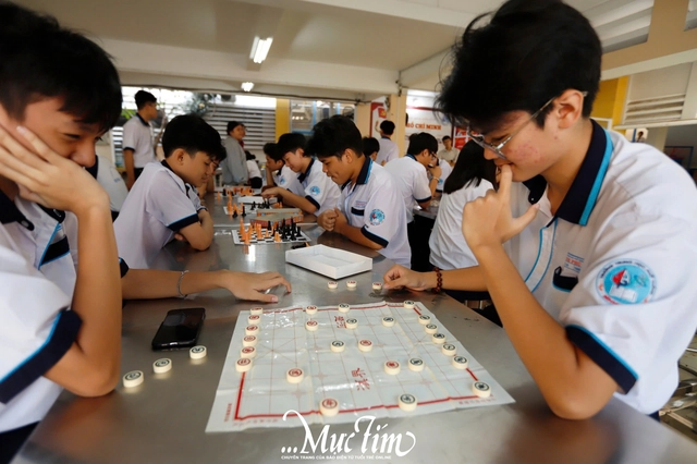Giờ ra chơi nói không với điện thoại ở Trường THPT Bình Phú- Ảnh 10.