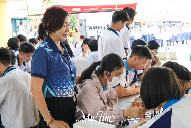 Giờ ra chơi nói không với điện thoại ở Trường THPT Bình Phú- Ảnh 15.