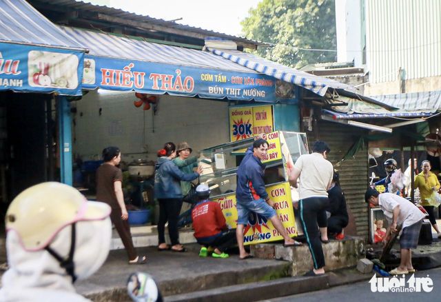 Sidewalk order gradually restored in Ho Chi Minh City ward - Ảnh 1.