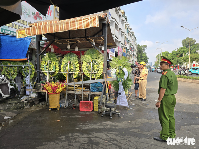 Sidewalk order gradually restored in Ho Chi Minh City ward - Ảnh 6.