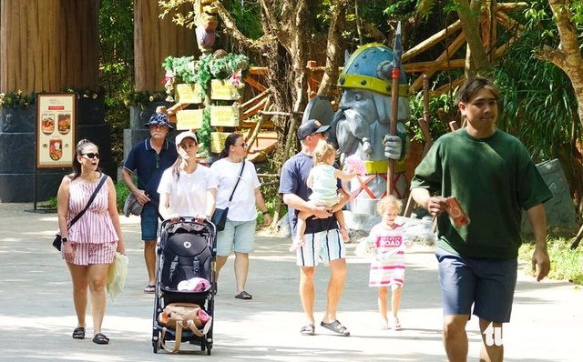 International arrivals crowd Phu Quoc airport as peak season approaches- Ảnh 1.