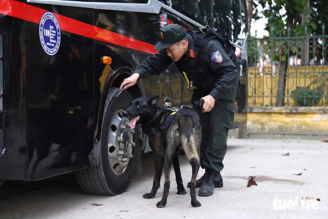 Snipers, police dogs deployed to safeguard Vietnam’s 14th National Party Congress- Ảnh 2. Snipers, police dogs deployed to safeguard Vietnam’s 14th National Party Congress- Ảnh 2.