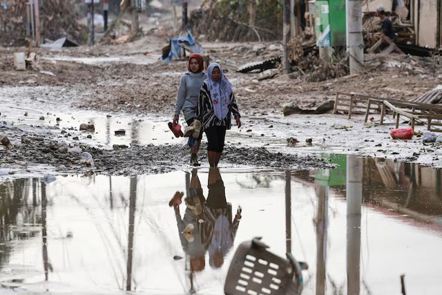 Indonesia revokes 28 firms' permits, says violations worsened flood impact - Ảnh 1.
