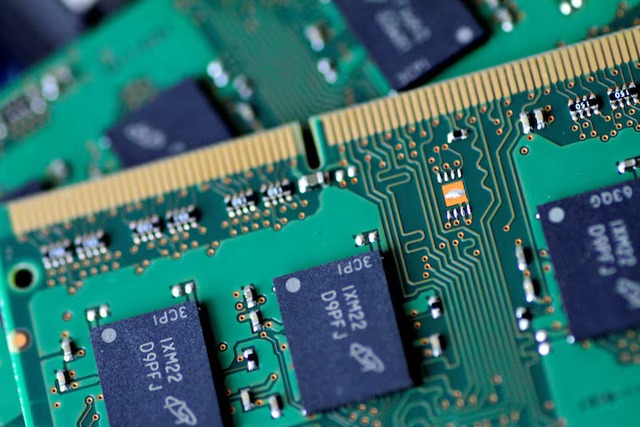 Surging memory chip prices dim outlook for consumer electronics makers- Ảnh 1.