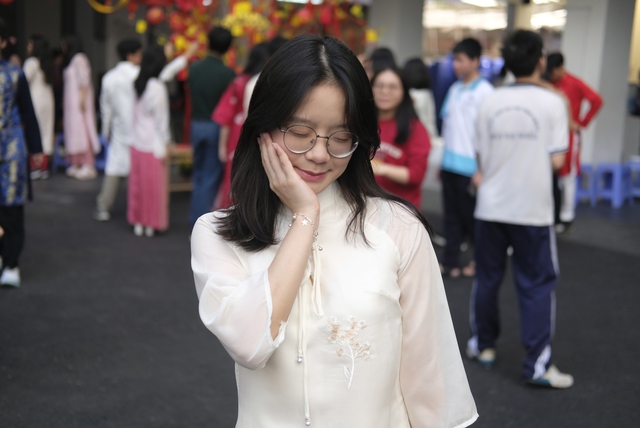 Teen Phổ thông Năng khiếu diện áo dài đến trường, khoe sắc xuân- Ảnh 5.