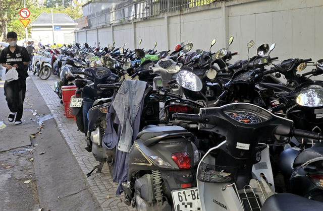 Ho Chi Minh City tightens enforcement to restore sidewalk order
- Ảnh 2. Ho Chi Minh City tightens enforcement to restore sidewalk order
- Ảnh 2.