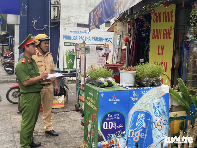 Ho Chi Minh City police crack down on sidewalk encroachment at key hotspots
- Ảnh 2. Ho Chi Minh City police crack down on sidewalk encroachment at key hotspots
- Ảnh 2.