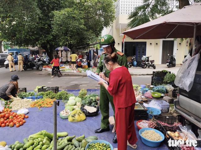 Ho Chi Minh City police crack down on sidewalk encroachment at key hotspots
- Ảnh 4. Ho Chi Minh City police crack down on sidewalk encroachment at key hotspots
- Ảnh 4.
