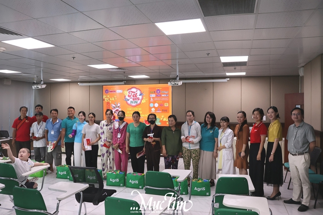 Tết cho em gửi trao yêu thương cho bệnh nhi tại bệnh viện Nhi đồng Thành phố - Ảnh 1.