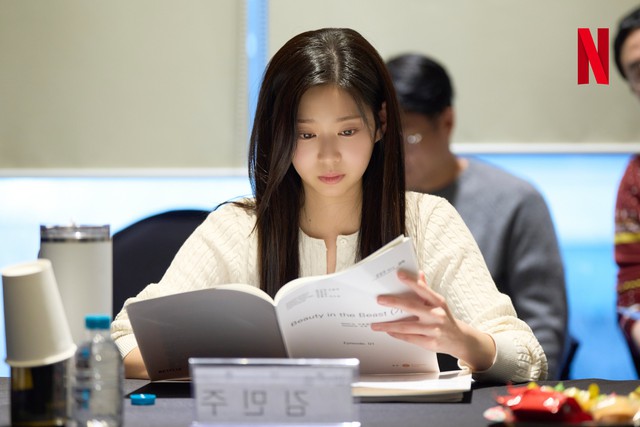 2 vai diễn đánh dấu màn trở lại đáng chú ý của Kim Min Ju trên màn ảnh - Ảnh 3.