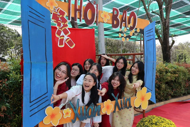 Teen Phổ thông Năng khiếu diện áo dài đến trường, khoe sắc xuân- Ảnh 4.