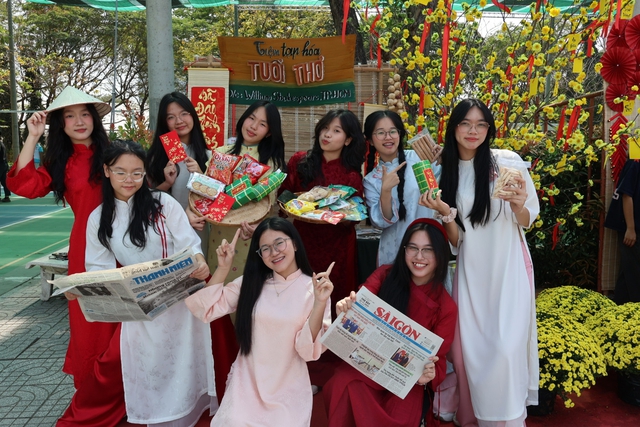 Teen Phổ thông Năng khiếu diện áo dài đến trường, khoe sắc xuân- Ảnh 1.