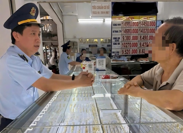 Vietnam fines 2 firms $12,600 over sale of counterfeit Chanel-branded jewelry- Ảnh 1.