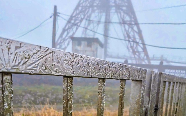 Frost blankets Vietnam’s Mau Son peak as temperatures fall to minus 0.1 degree Celsius- Ảnh 2. Frost blankets Vietnam’s Mau Son peak as temperatures fall to minus 0.1 degree Celsius- Ảnh 2.