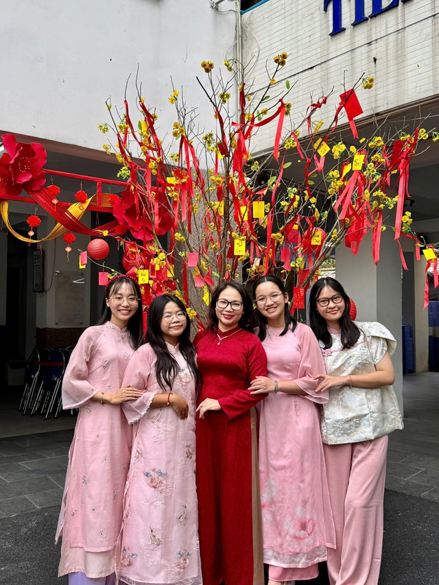 Teen Phổ thông Năng khiếu diện áo dài đến trường, khoe sắc xuân- Ảnh 2.