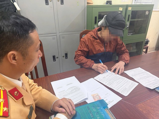 In Vietnam, driver fined for parking car on railway track- Ảnh 2. In Vietnam, driver fined for parking car on railway track- Ảnh 2.