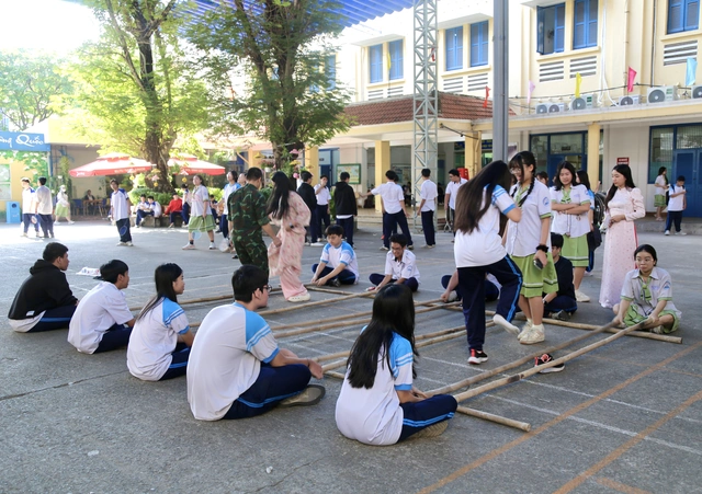 "Check-in" giờ ra chơi hạnh phúc tại Trường THPT Nguyễn Thị Diệu - Ảnh 4.