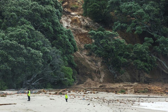 Rescuers dig for 6 missing in New Zealand landslide- Ảnh 3. Rescuers dig for 6 missing in New Zealand landslide- Ảnh 3.