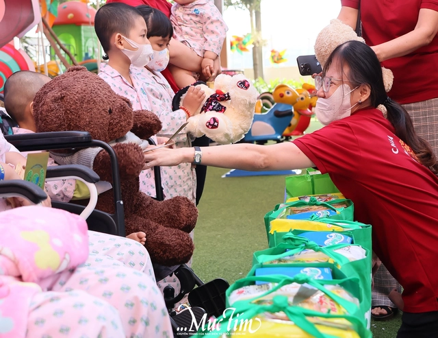 Mùa Tết ấm áp của các 'chiến binh nhí' tại bệnh viện Ung bướu TP.HCM - Ảnh 21.