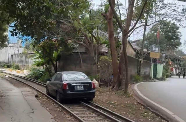 In Vietnam, driver fined for parking car on railway track- Ảnh 1. In Vietnam, driver fined for parking car on railway track- Ảnh 1.