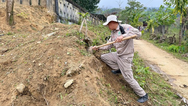 Unexploded cluster bomb found at elementary school in central Vietnam- Ảnh 2. Unexploded cluster bomb found at elementary school in central Vietnam- Ảnh 2.