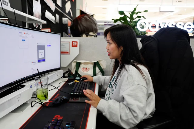 BTS fans scramble for tickets as K-pop stars launch first tour since military service - Ảnh 2.