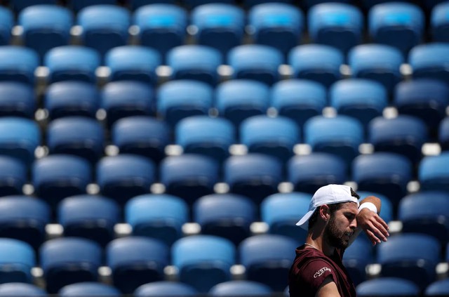 Players, fans brace for extreme heat at Australian Open - Ảnh 1.