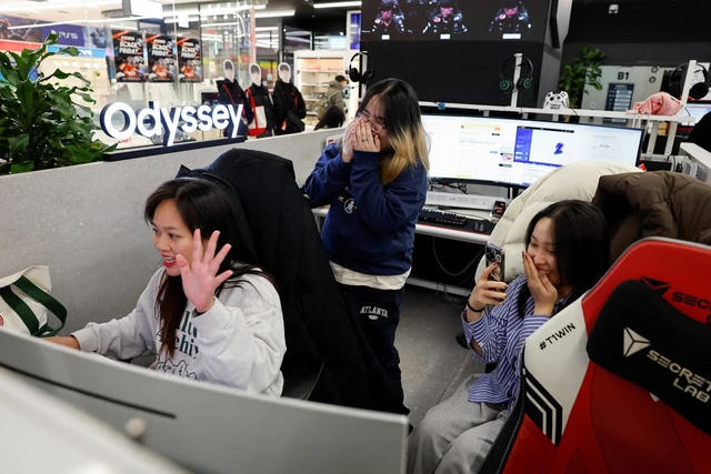 BTS fans scramble for tickets as K-pop stars launch first tour since military service - Ảnh 6.