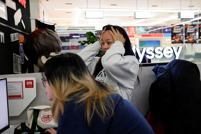 BTS fans scramble for tickets as K-pop stars launch first tour since military service - Ảnh 3.