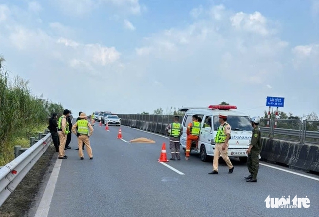2 suspects arrested after foreign man found dead on expressway in Vietnam - Ảnh 1.