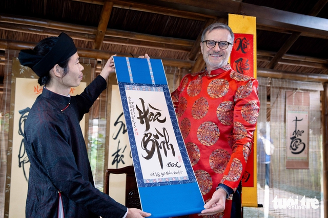 France’s envoy dons ‘ao dai,’ highlights ties during Hanoi cultural visit - Ảnh 1.