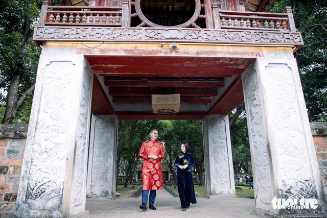 France’s envoy dons ‘ao dai,’ highlights ties during Hanoi cultural visit - Ảnh 3.