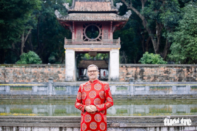 France’s envoy dons ‘ao dai,’ highlights ties during Hanoi cultural visit - Ảnh 4.
