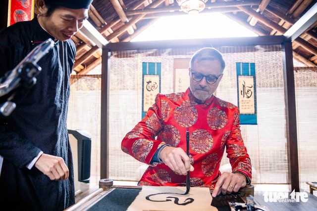 France’s envoy dons ‘ao dai,’ highlights ties during Hanoi cultural visit - Ảnh 6.