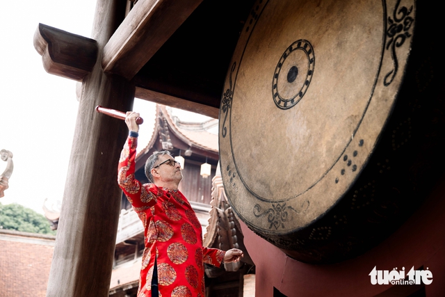 France’s envoy dons ‘ao dai,’ highlights ties during Hanoi cultural visit - Ảnh 7.