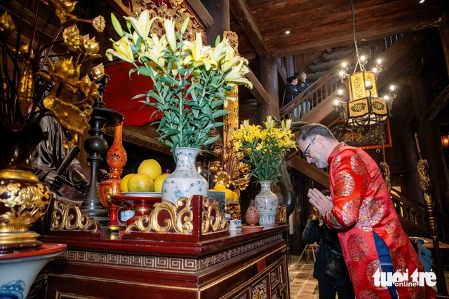 France’s envoy dons ‘ao dai,’ highlights ties during Hanoi cultural visit - Ảnh 8.