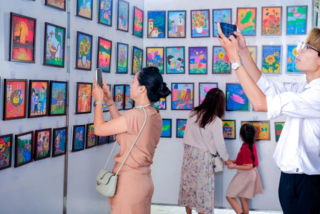 Học sinh Trường TH và THCS Hồng Ngọc vẽ tranh gây quỹ, lan tỏa yêu thương- Ảnh 2.