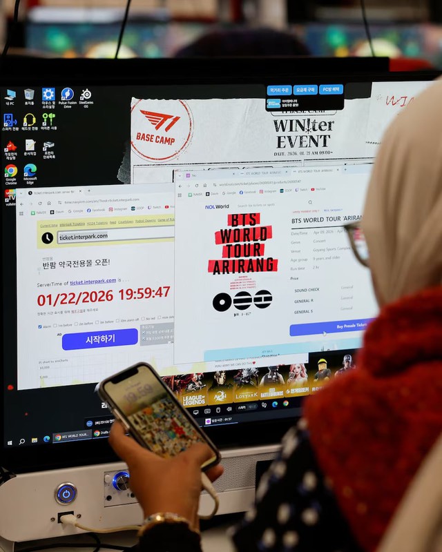 BTS fans scramble for tickets as K-pop stars launch first tour since military service - Ảnh 5.