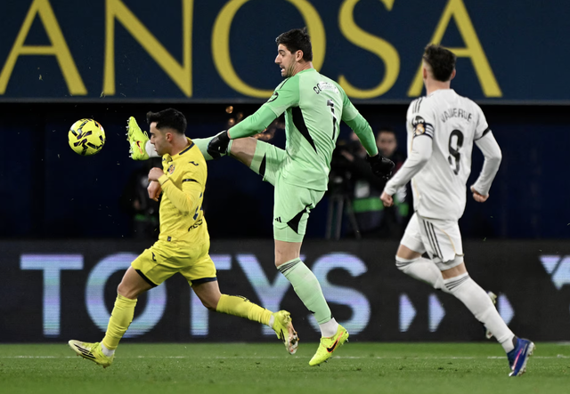 Mbappe double powers Real Madrid past Villarreal to top of LaLiga - Ảnh 1.